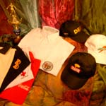 Camisas tipo polo y gorras