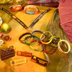 Pulseras plásticas o tejidas, gafetes y botones publicitarios